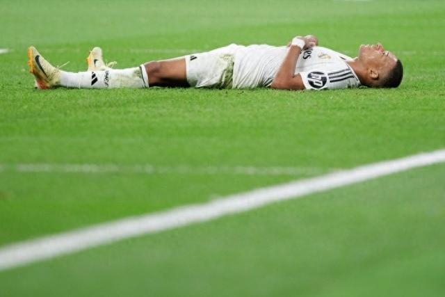 姆巴佩双响+库尔图瓦神扑！皇马3-0大胜重回正轨，阿诺德伤退成隐忧（姆巴佩梅开二度+库尔图瓦神勇救险，皇马3-0找回状态，阿诺德伤退添隐忧）