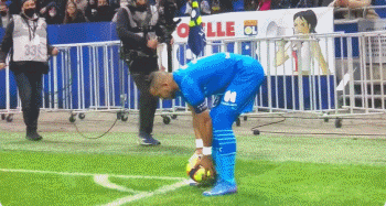 一场2-0让西甲争冠格局大乱，大黑马豪取6连胜，只落后皇马1分（2-0爆冷搅乱西甲夺冠版图，黑马六连胜距皇马仅差1分）