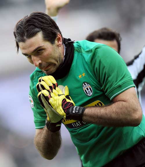 马卡：许多球探想在青年欧冠上考察霍安，但他却没参加比赛（马卡：多名球探欲在青年欧冠考察霍安，然而他未出场）