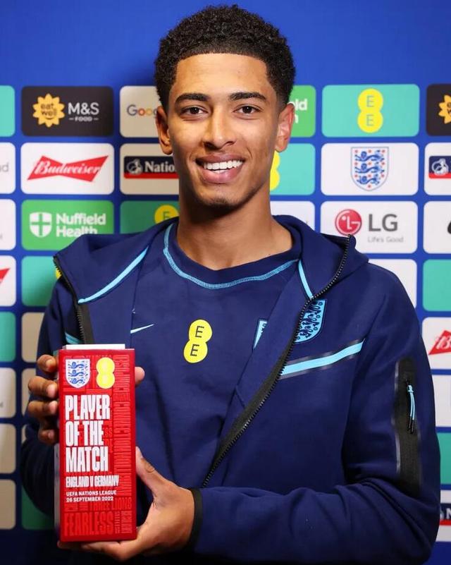 吉尔摩社媒晒照：手术成功，康复之路开始（吉尔摩社媒晒术后照：手术顺利，开启康复之旅）