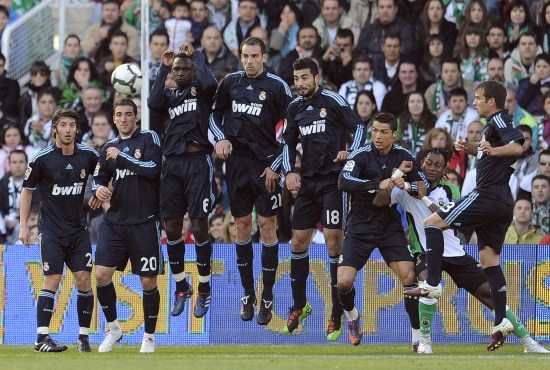 欧联杯八强抽签产生，多场恶战值得期待（欧联杯八强签位出炉，多场强强对话看点十足）