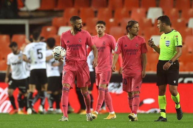 眼眶塌陷！赵鸿刚拳击生涯或终结，转型还是再战成艰难抉择（眼眶重伤，赵鸿刚拳击生涯或告终：转型抑或再战成两难选择）